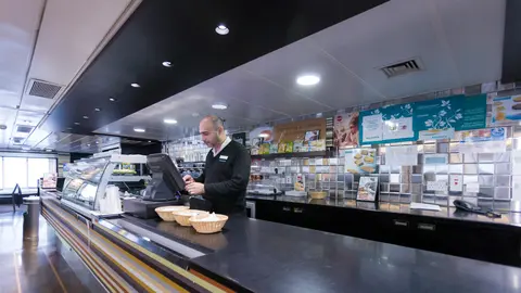 El servicio de comidas en los ferrys de Baleària son totalmente inclusivos, ofreciendo menús y comidas para clientes que sigan cualquier tipo de dieta  - PHOTO/BALEÀRIA