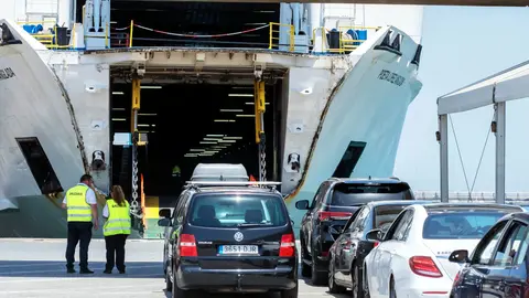 Algeciras 27/6/23 - Flota Balearia. Carga de vehículos en el Poeta Anglada - PHOTO/(c) VICENS GIMENEZ