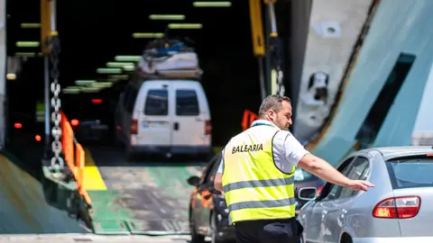 Algeciras 27/6/23 - Flota Balearia. Carga de vehículos en el Poeta Anglada - PHOTO/(c) VICENS GIMENEZ
