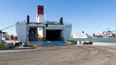 Ferry atracado en el puerto de Cádiz - PHOTO/PUERTO DE CÁDIZ