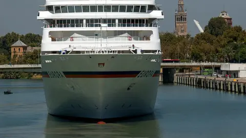 Ferry navegando por el río Guadalquivir en la ciudad de Sevilla, España - PHOTO/PUERTO DE SEVILLA