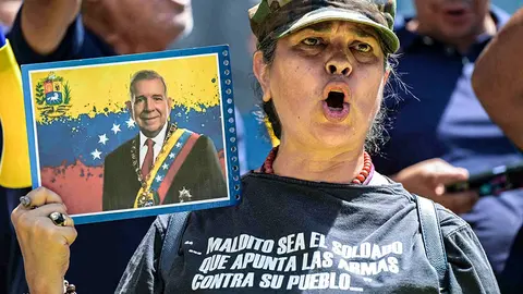 Un partidario del candidato presidencial opositor Edmundo González Urrutia y la líder opositora María Corina Machado gritan consignas durante una manifestación de protesta frente a la sede de las Naciones Unidas en Caracas el 30 de julio de 2024 - AFP/YURI CORTEZ
