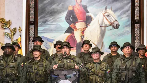 El ministro de Defensa de Venezuela, Vladimir Padrino López (C), habla durante una conferencia de prensa en Caracas el 30 de julio de 2024, donde anunció que el presidente Nicolás Maduro tenía la lealtad absoluta y el apoyo incondicional de las fuerzas armadas en medio de las protestas por su reelección del fin de semana - PHOTO/AFP