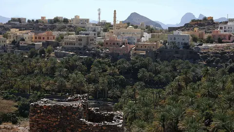 Encaramado en la cima de una montaña de Omán, el pueblo de Misfat al-Abriyeen ha cambiado su suerte transformando casas de adobe en hoteles boutique, atrayendo a los turistas a una región famosa por sus rutas de senderismo y sus cuentos de genios - AFP/ MOHAMMED MAHJOUB