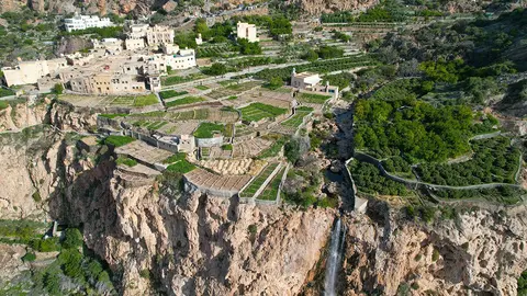 Un pueblo está rodeado de terrazas y campos en Jebel Akhdar (montaña verde) en la gobernación de Al-Dakhiliyah en el norte de Omán, durante la temporada de cosecha de rosas - AFP/ HAITHAM AL-SHUKAIRI