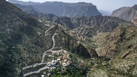 Un pueblo está rodeado de terrazas y campos en Jebel Akhdar (montaña verde) en la gobernación de Al-Dakhiliyah en el norte de Omán - AFP/ HAITHAM AL-SHUKAIRI
