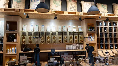 Interior de la Omeza Gallery Coffee - ATALAYAR/GUILLERMO LÓPEZ