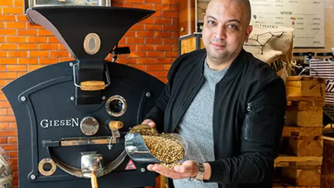 Mohamed Ameza, propietario de la Omeza Coffe Gallery - ATALAYAR/GUILLERMO LÓPEZ
