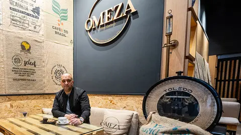 Mohamed Ameza, propietario de la Omeza Coffe Gallery - ATALAYAR/GUILLERMO LÓPEZ