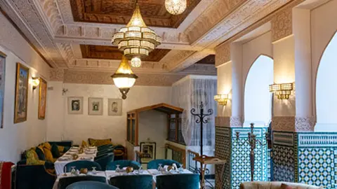 Sala del patio principal del Hotel Palais Zahia de Tánger, Marruecos - ATALAYAR/GUILLERMO LÓPEZ