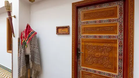 Entrada a una de las instalaciones del hotel Palais Zahia de Tánger, Marruecos - ATALAYAR/GUILLERMO LÓPEZ