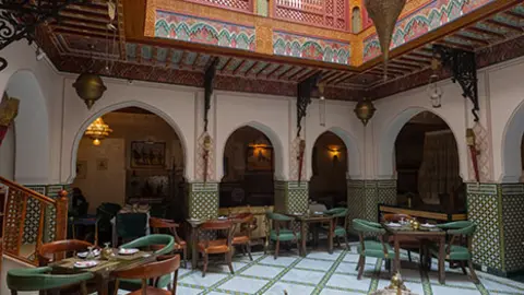 Vista general del patio interior del hotel Palais Zahia de Tánger, Marruecos - ATALAYAR/GUILLERMO LÓPEZ