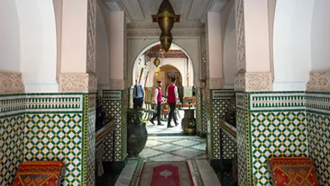 Pasillo interior que da al patio principal del hotel Palais Zahia de Tánger, Marruecos - ATALAYAR/GUILLERMO LÓPEZ