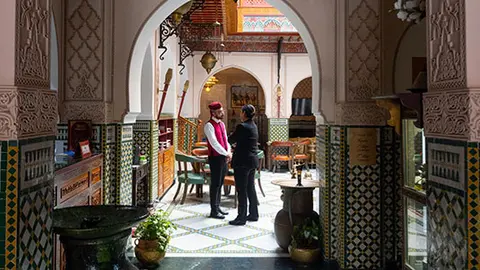 Patio interior del hotel Palais Zahia de Tánger, Marruecos - ATALAYAR/GUILLERMO LÓPEZ
