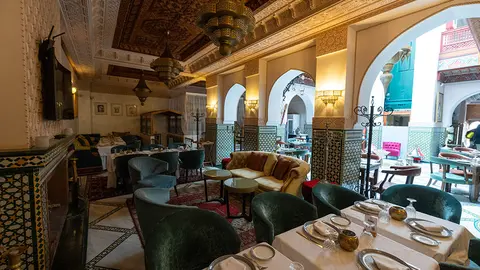 Comedor principal del patio interior principal del hotel Palais Zahia de Tánger, Marruecos - ATALAYAR/GUILLERMO LÓPEZ