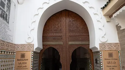 Entrada del hotel Palais Zahia de Tánger, Marruecos - ATALAYAR/GUILLERMO LÓPEZ