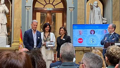 Rosa María Yagüe y Margarita Marín, de Coca-Cola España, recogen el Premio Catalejo 2025 en la categoría de empresa y actividad económica - PHOTO/ATALAYAR