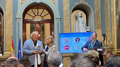 Ángel Juárez recibe el Premio Catalejo 2025 en la categoría medioambiental de manos de Theresa Zabell - PHOTO/ATALAYAR