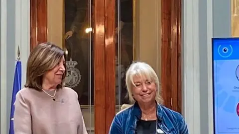 La doctora Raquel Blasco recibe el Premio Catalejo 2025 en la categoría de sanidad y medicina de manos de Elisa Loncan - PHOTO/ATALAYAR