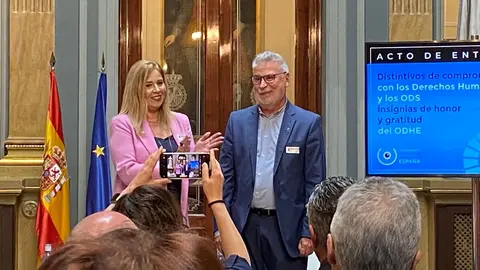 Luis Deus, de Lad Consultoría y Asesoría, recibe la Insignia de Honor de manos de Eva María Ávila - PHOTO/ATALAYAR