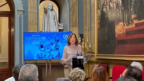 Elisa Loncan, del ODHE, da la bienvenida a los asistentes a los Premios Catalejo 2025 - PHOTO/ATALAYAR