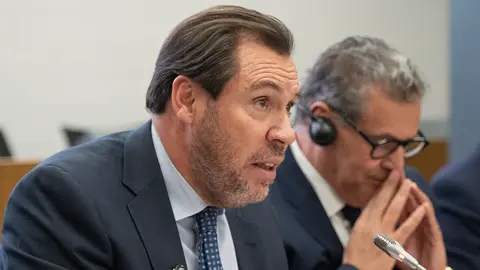 El ministro de Transportes, öscar Puente, en un momento de su intervención, junto al jefe de Gobierno de Marruecos, Aziz Akhannouch - PHOTO/GUILLERMO LÓPEZ