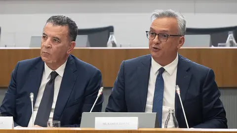 El ministro de Inversiones de Marruecos, Karim Zidane (dcha.), durante su discurso, acompañado del presidente de CGEM, Chakib Alj - PHOTO/GUILLERMO LÓPEZ