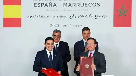 El presidente del Gobierno español, Pedro Sánchez, y el ministro del Interior marroquí, Aziz Akhannouch, asisten a la firma de acuerdos con el ministro de Asuntos Exteriores español, José Manuel Albares, y el ministro de Asuntos Exteriores marroquí, Nasser Bourita, en el Palacio de la Moncloa, en Madrid, España, el 4 de diciembre de 2025 - REUTERS/Violeta Santos