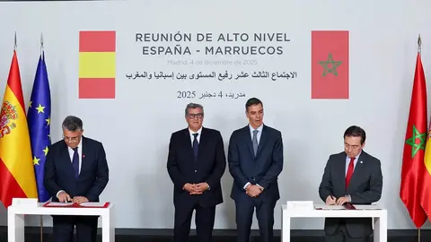 El presidente del Gobierno español, Pedro Sánchez, y el presidente del Gobierno marroquí, Aziz Akhannouch, asisten a la firma de acuerdos con el ministro de Asuntos Exteriores español, José Manuel Albares, y el ministro de Asuntos Exteriores marroquí, Nasser Bourita, en el Palacio de la Moncloa, en Madrid, España, el 4 de diciembre de 2025 - REUTERS/Violeta Santos Moura