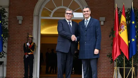 El presidente del Gobierno, Pedro Sánchez, saluda al primer ministro de Marruecos, Aziz Akhannouch, a su llegada al Palacio de la Moncloa – PHOTO/Pool Moncloa/Borja Puig de la Bellacasa