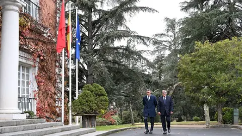 El presidente del Gobierno, Pedro Sánchez, y el jefe del Gobierno del Reino de Marruecos, Aziz Akhannouch, en la entrada del Palacio de La Moncloa - PHOTO/Pool Moncloa/Borja Puig de la Bellacasa