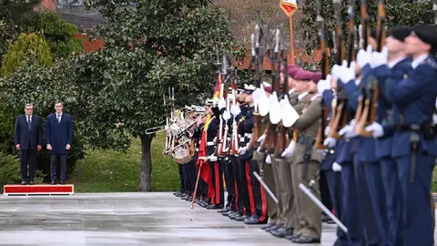 El presidente del Gobierno, Pedro Sánchez, recibe con honores militares al jefe del Gobierno del Reino de Marruecos, Aziz Akhannouch - PHOTO/Pool Moncloa/Borja Puig de la Bellacasa