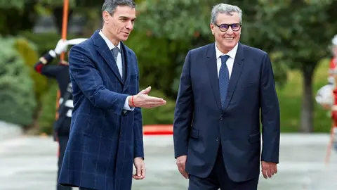 El presidente del Gobierno español, Pedro Sánchez, recibe al primer ministro marroquí, Aziz Akhannouch, con honores militares en el Palacio de la Moncloa, en Madrid, España, el 4 de diciembre de 2025 - REUTERS/Violeta Santos Moura
