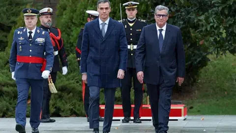 El presidente del Gobierno español, Pedro Sánchez, recibe al primer ministro marroquí, Aziz Akhannouch, con honores militares en el Palacio de la Moncloa, en Madrid, España, el 4 de diciembre de 2025 - REUTERS/Violeta Santos Moura