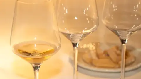 Cata de vinos organizada por el Ayuntamiento de Salou - PHOTO/Gema López