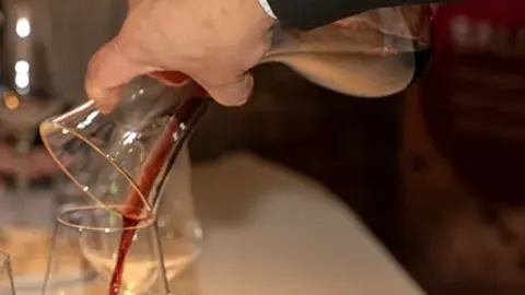 Cata de vinos organizada por el Ayuntamiento de Salou - PHOTO/Gema López