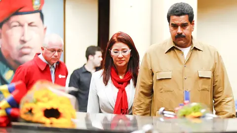 El presidente de Venezuela, Nicolás Maduro (derecha), y su esposa, Cilia Flores, visitan la tumba del difunto presidente Hugo Chávez&nbsp;en el fuerte militar 4F de Caracas, el 5 de agosto de 2013 - REUTERS/ CARLOS GARCIA RAWLINS
