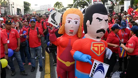 Las figuras de Super Bigote, un personaje inspirado en el presidente venezolano Nicolás Maduro, y&nbsp;Cilita, su esposa&nbsp;Cilia&nbsp;Flores, se exhiben en una manifestación de partidarios de Maduro días antes de que este comience oficialmente su tercer mandato, en Caracas, Venezuela, el 8 de enero de 2025 - REUTERS/MAXWELL BRICEÑO
