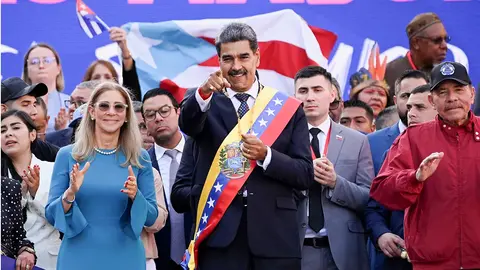 El presidente de Venezuela, Nicolás Maduro, saluda a sus seguidores junto a su esposa&nbsp;Cilia&nbsp;Flores y su homólogo nicaragüense Daniel Ortega tras jurar su cargo para un tercer mandato de seis años, en Caracas, Venezuela, el 10 de enero de 2025 - REUTERS/MAXWELL BRICEÑO
