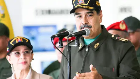 El presidente de Venezuela, Nicolás Maduro, y su esposa,&nbsp;Cilia&nbsp;Flores, asisten a una ceremonia de fin de año para saludar a las fuerzas militares en La Guaira, Venezuela, el 28 de diciembre de 2025 - Palacio de Miraflores&nbsp;via&nbsp;REUTERS
