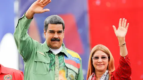 El presidente de Venezuela, Nicolás Maduro, y su esposa,&nbsp;Cilia&nbsp;Flores, saludan a sus seguidores durante el mitin de cierre de campaña en Caracas, Venezuela, el 17 de mayo de 2018 - REUTERS/CARLOS JASSO
