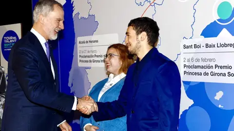 Su Majestad el Rey da la enhorabuena al ganador del Premio Princesa de Girona Social 2026, Hatim Azahri Akhnous - 
© Casa de S.M. el Rey