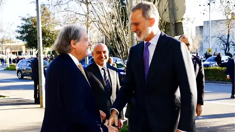 Su Majestad el Rey es recibido por el presidente de la Fundación Princesa de Girona, Francisco Belil, en presencia de las autoridades
© Casa de S.M. el Rey