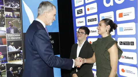 Su Majestad el Rey recibe el saludo de la gimnasta Inés Bergua, galardón Princesa de Girona a los Valores de Jóvenes Deportistas 2025
© Casa de S.M. el Rey