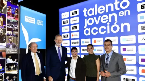 Fotografía de grupo de Su Majestad el Rey con Guillermo Gracia e Inés Bergua, galardónes Princesa de Girona a los Valores de Jóvenes Deportistas 2025
© Casa de S.M. el Rey