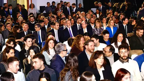 Su Majestad el Rey sentado entre los jóvenes durante la proclamación del Premio “Princesa de Girona Social 2026”
© Casa de S.M. el Rey