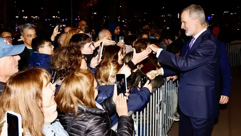 Su Majestad el Rey recibe el saludo de los vecinos de Sant Boi de Llobregat que se congregaban a su salida del acto
© Casa de S.M. el Rey