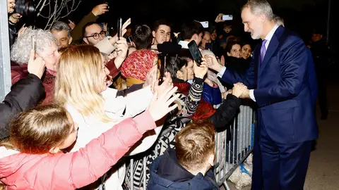 Su Majestad el Rey recibe el saludo de los vecinos de Sant Boi de Llobregat que se congregaban a su salida del acto
© Casa de S.M. el Rey