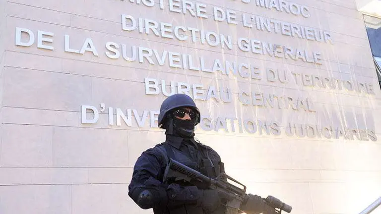 Miembro de los cuerpos de seguridad de la DGSN de Marruecos frente al edificio principal de la institución -  PHOTO/ARCHIVO