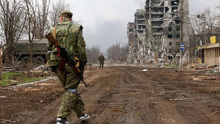 Tropas del Ejército ucraniano a la entrada de Bajmut, tras meses de bombardeos rusos - PHOTO/ARCHIVO